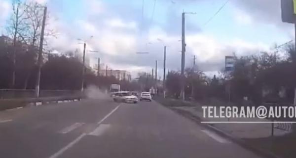 В Севастополе автомобиль вылетел на встречку и врезался в дерево